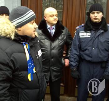 Інцидент з міліцією у Чернігові під час пікетуваня міськради Інцидент з міліцією у Чернігові під час пікетуваня міськради